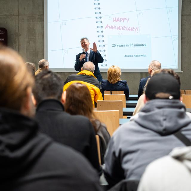 Prof. trzcieliński prowadzi wykład