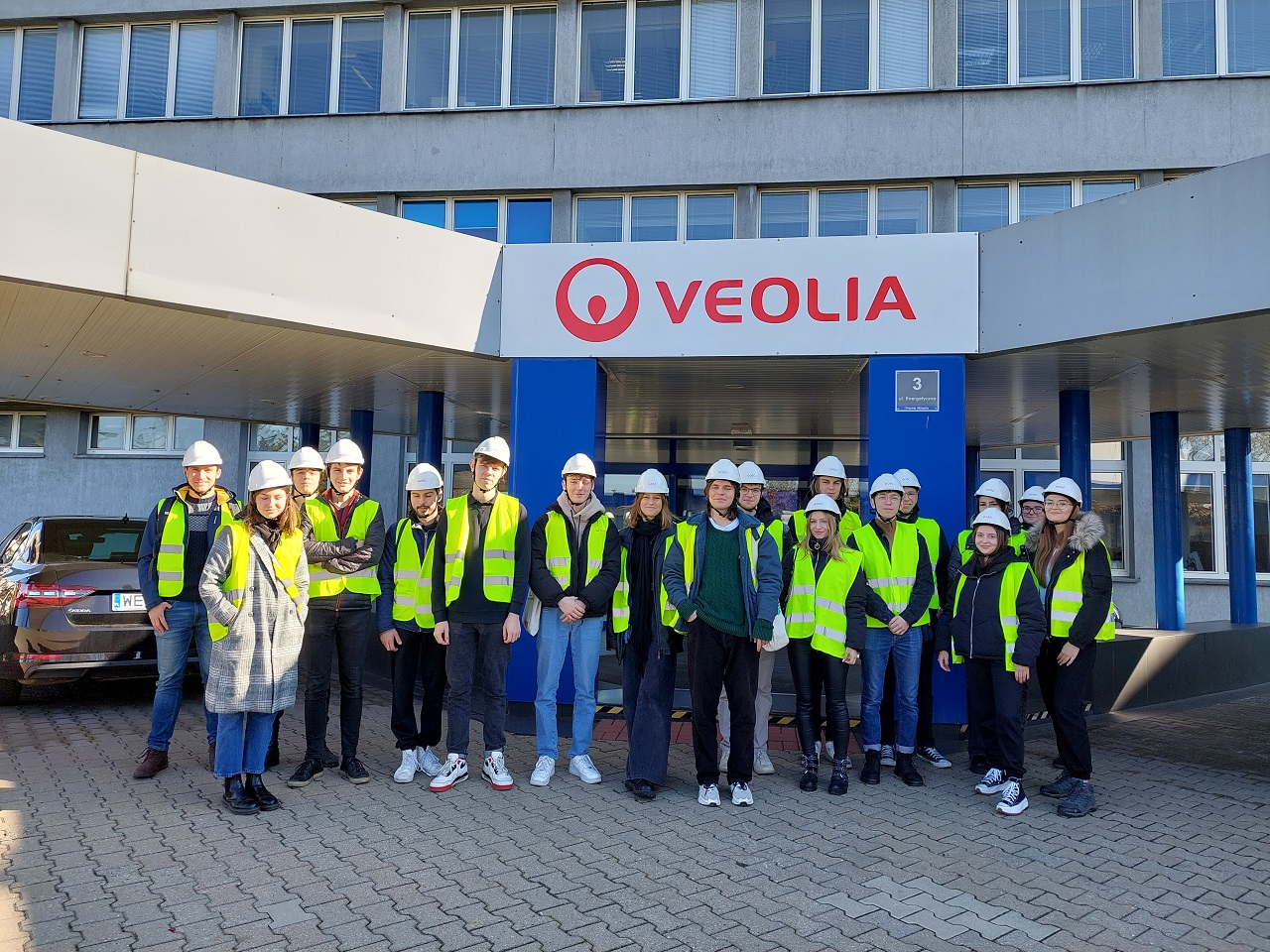 Zdjęcie grupowe przed wejściem do firmy Veolia