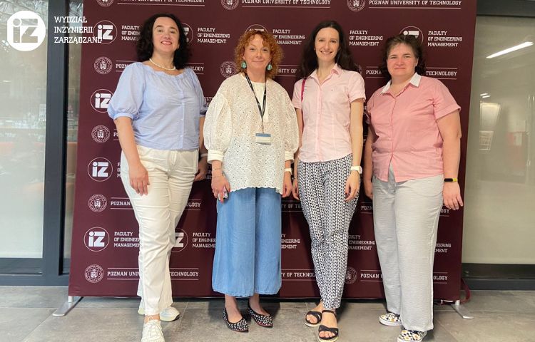 Prodziekan dr inż. Oleśków-Szłapka z gościniami z Igor Sikorski Politechnic Institute