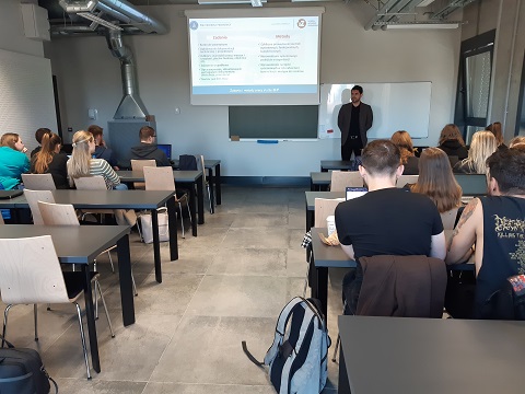 Zdjęcie ze spotkania studentów z pracownikiem służby BHP