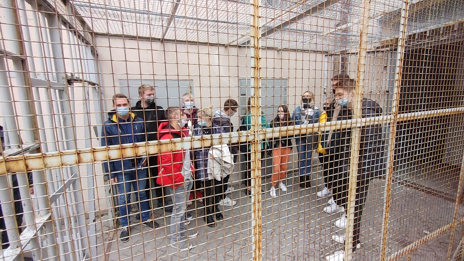 Zdjęcie grupy studenckiej we więzieniu