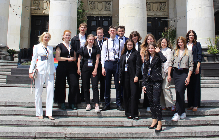 Zdjęcie grupowe członków enactus politechniki poznańskiej