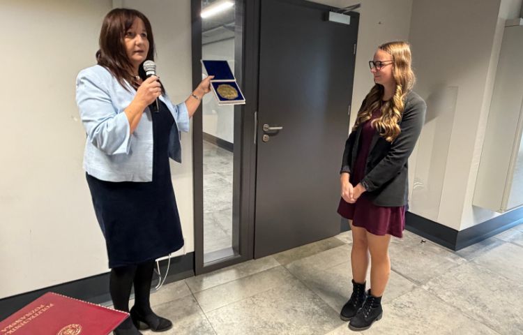 wręczenie medalu K. Pietrzak