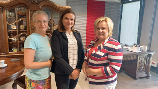 Zdjęcie ze spotkania pani dr hab. Agnieszki Tubis z Dziekan Wydziału Inżynierii Zarządzania, od lewej dr hab. inż. Katarzyna Grzybowska, dr hab. Agnieszka Tubis, Dziekan Wydziału Inżynierii Zarządzania dr hab. Hanna Włodarkiewicz-Klimek