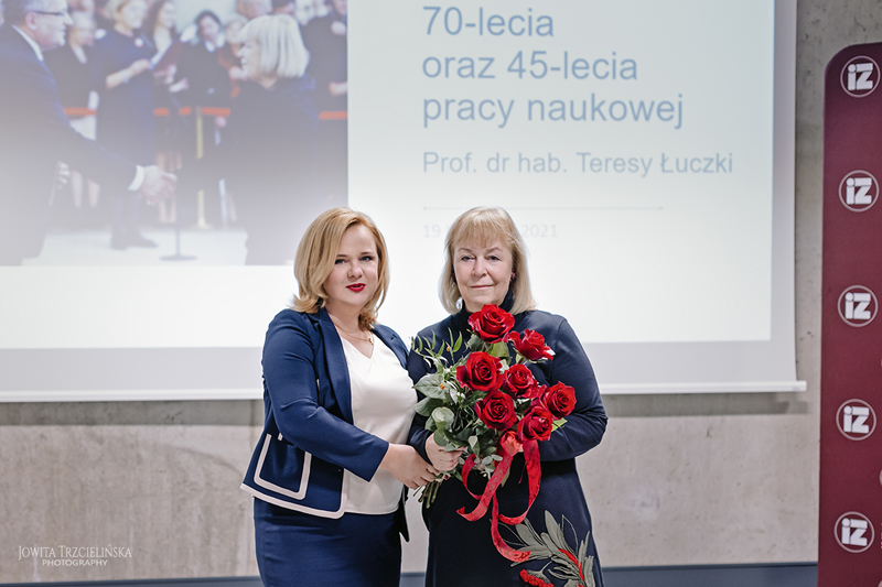 Zdjęcie dr hab. Hanna Włodarkiewicz-Klimek składająca życzenia Jubilatce