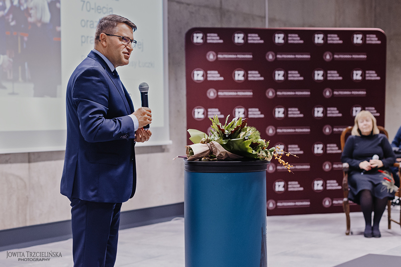 Zdjęcie prof. dr hab. inż. Teofia Jesionowskiego składającego życzenia Jubilatce