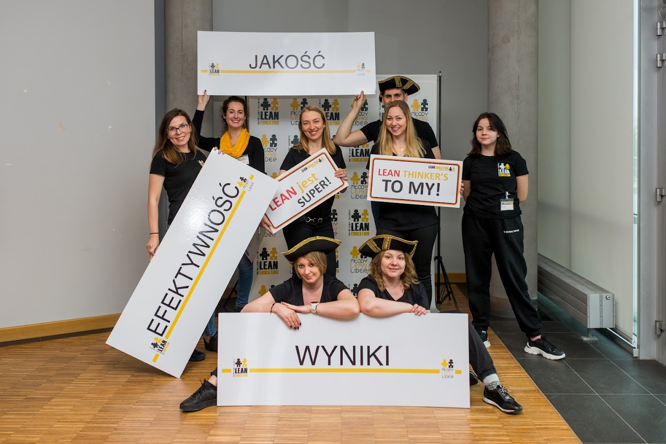 zdjęcie 7 uczestniczek na korytarzu
