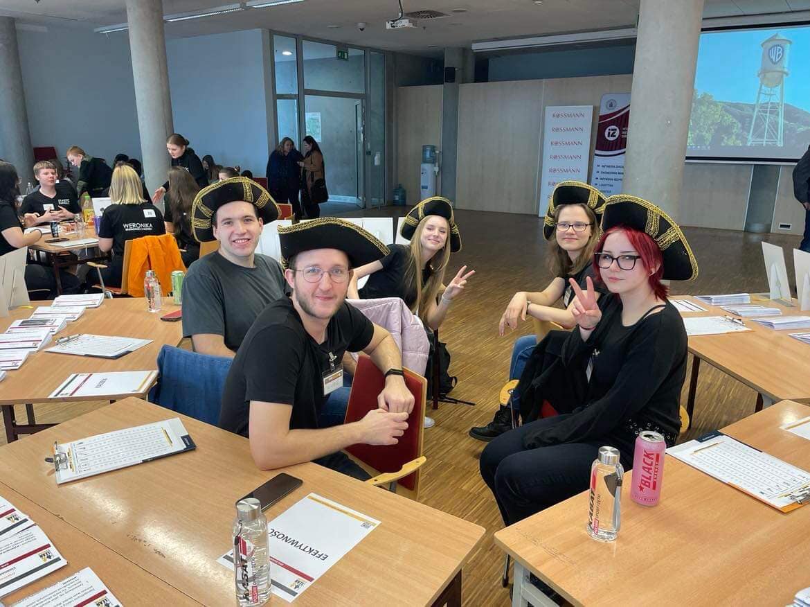 uczestnicy pozujący podczas zajęć