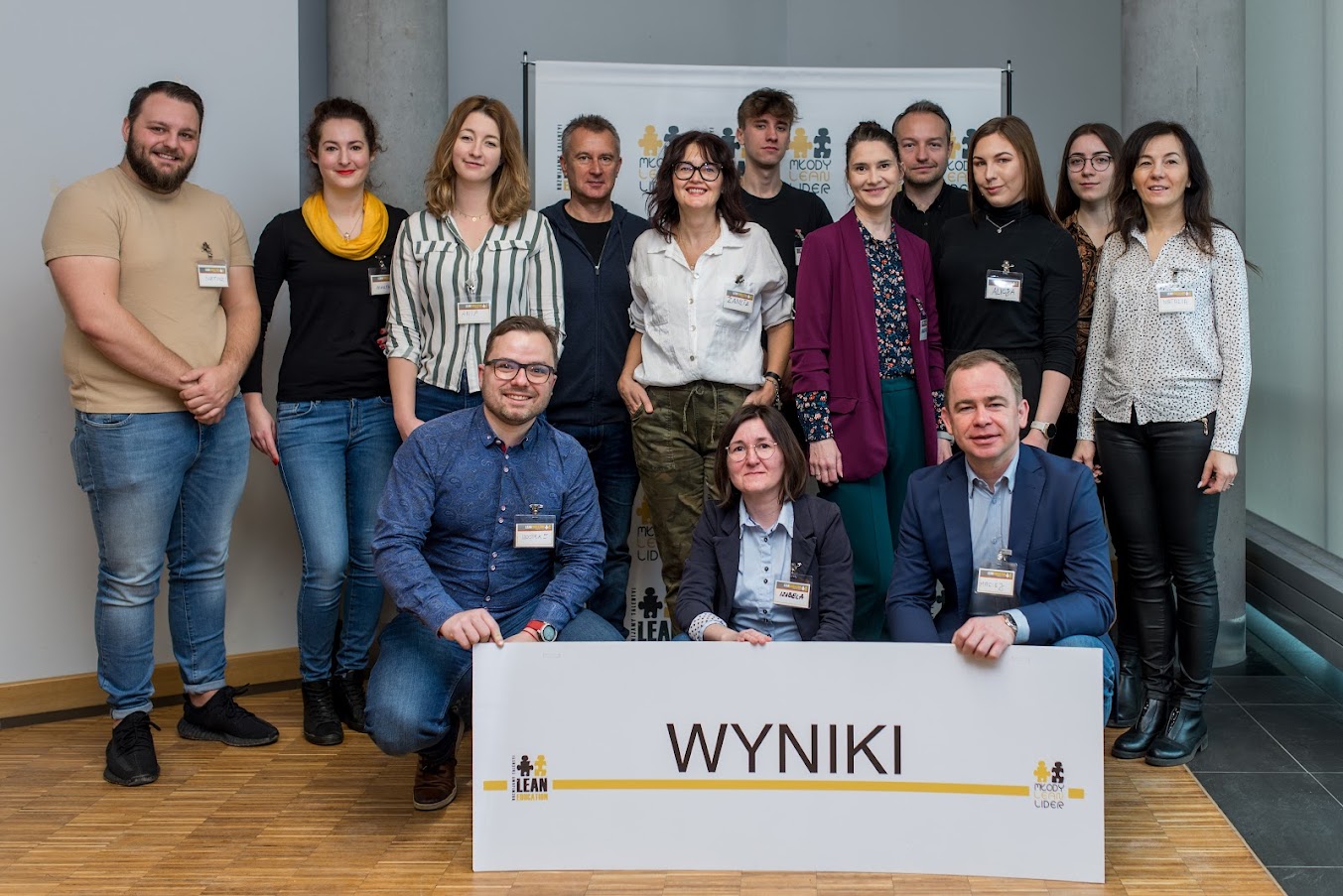 zdjęcie grupowe prowadzących spotkanie