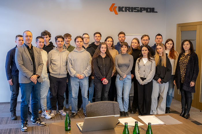 Zdjęcie grupowe uczestników wizyty w firmie Krispol. Sp. z o.o.
