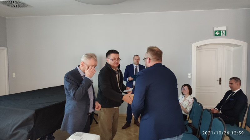 Zdjęcie z wręczania legitymacji nowym członkom TNOiK