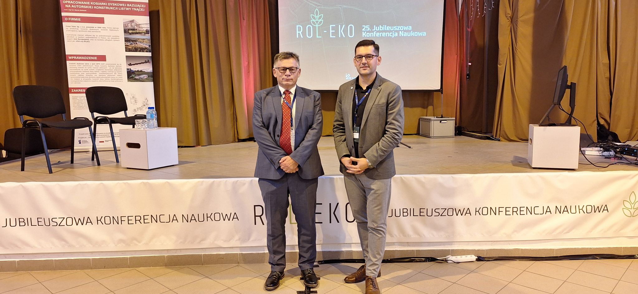 Zdjęcie pracowników Wydziału Inżynierii Zarządzania Politechniki Poznańskiej biorących udział w konferencji. Z lewej strony dr inż. Adam Górny z prawej dr inż. Sebastian Kubasiński