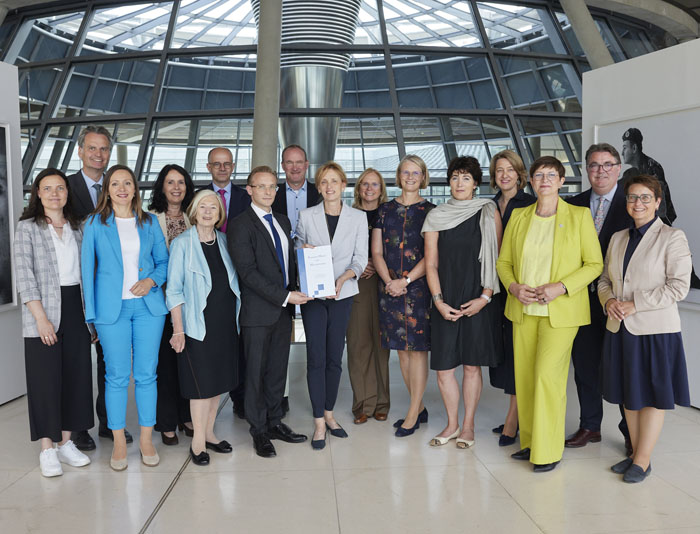 Nowo wybrana minister ds. edukacji, spraw rodzinnych, seniorów, kobiet i młodzieży w gabinecie Friedricha Merza odbiera studium nas handlem ludźmi od Dr. Jakuba Drobnik (na zdjęciu od lewej strony: Anne Janssen (CDU), Günter Krings (CDU), Janina Hostert (SPD), Elisabeth Winkelmeier-Becker (CDU), Ursula Männle (CSU), Michael Brand (sekretarz stanu, CDU), Dr. Jakob Drobnik (DIAKA, WIZ), Norbert Altenkamp (CDU), Karin Prien (BundesministerinBMFSFJ), Andrea Lindholz (CSU), Anja Karliczek (CDU), Marietta Hageney (DIAKA), Dr. Anja Weisgerber (CSU) Saskia Esken (SPD), Ansgar Heveling(CDU), Susanne Hierl (CSU)). Zdjęcia: Laurence Chaperon