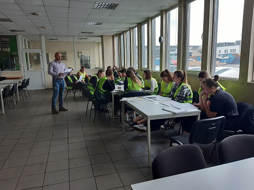 Zdjęcie ze spotkania studentów z IZ z przedstawicielem firmy.