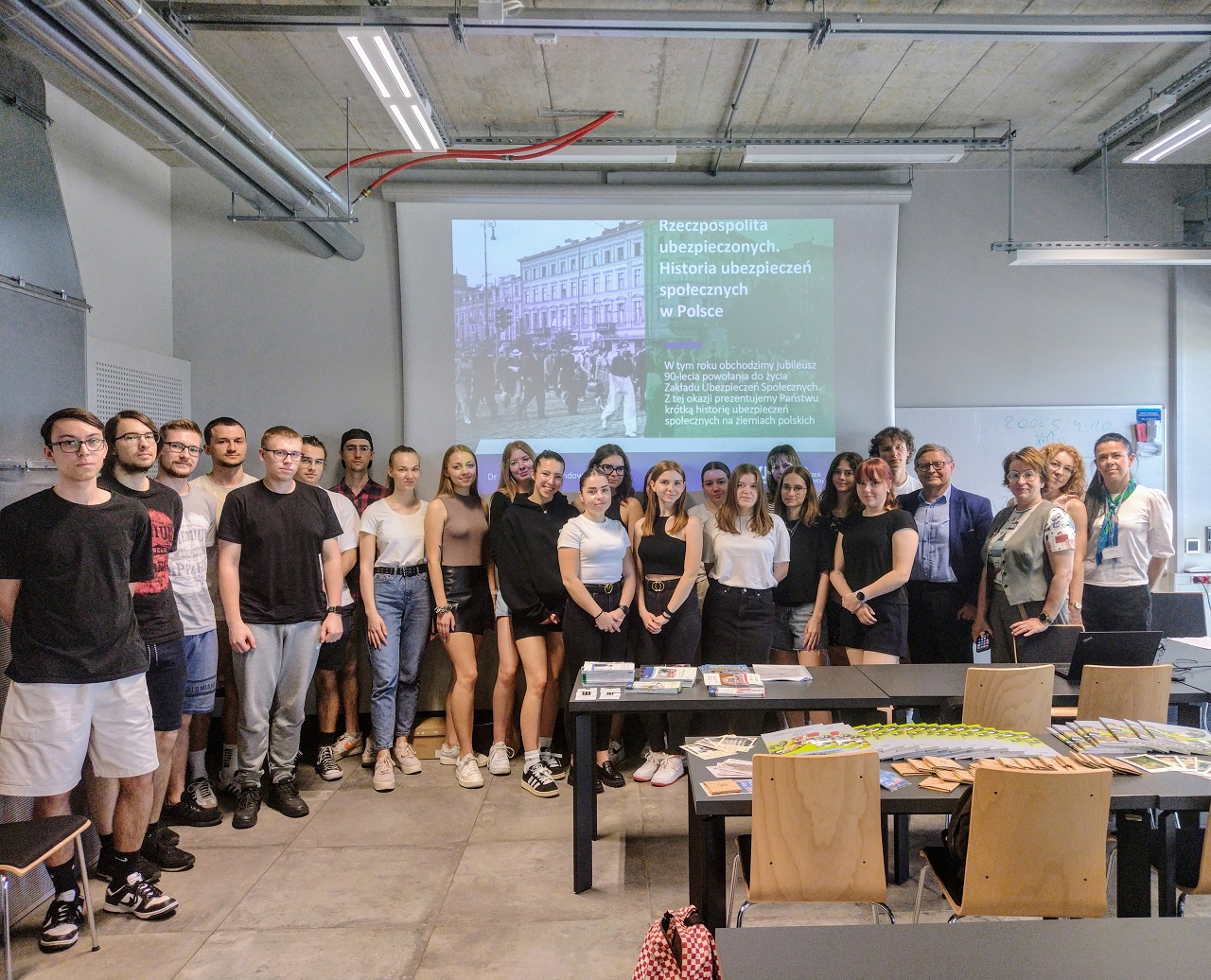 grupa studentów po wykładzie