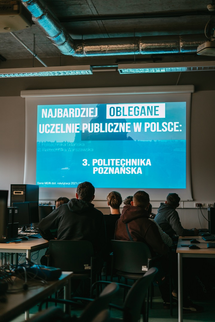 uczniowie oglądający prezentację