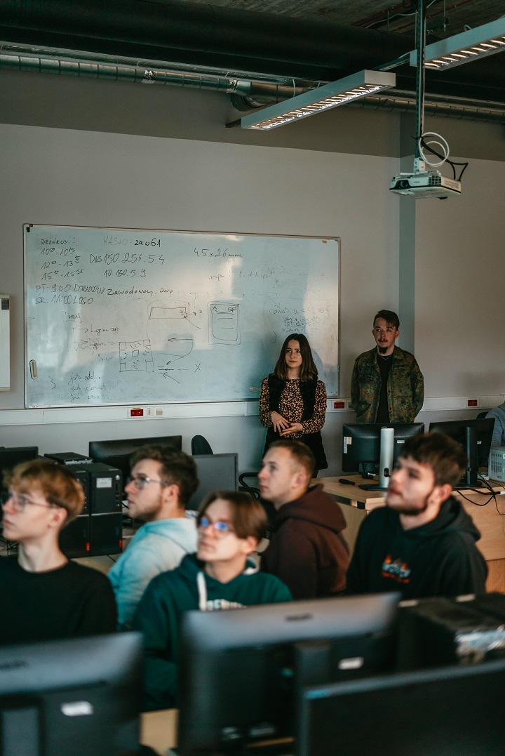 uczniowie zainteresowani prezentacją