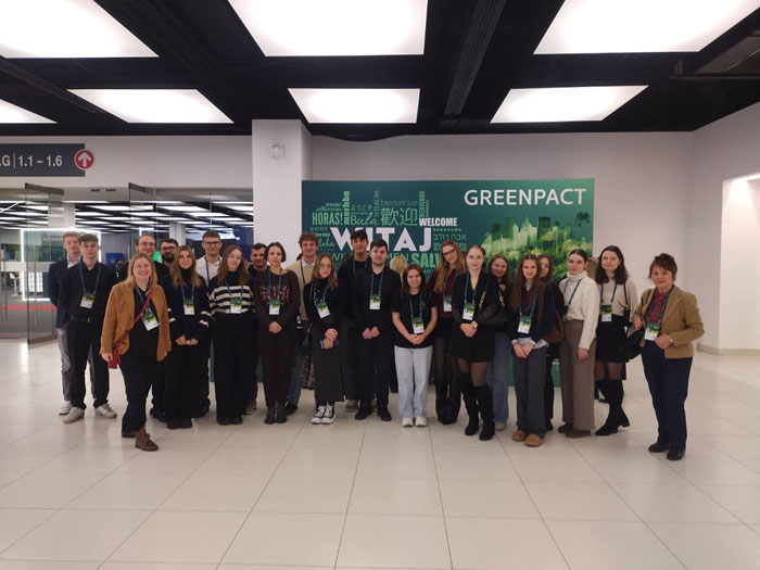 Zdjęcie grupowe studentów i pracowników Inżynierii Bezpieczeństwa uczestniczących w konferencji GREENPACT 2025 