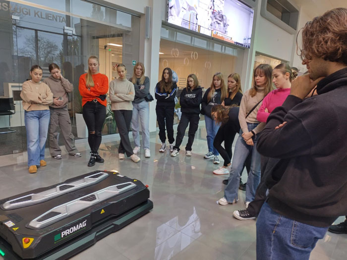 Zdjęcie grupy studentów biorących udział w zajęciach terenowych w firmie PROMAG S.A.