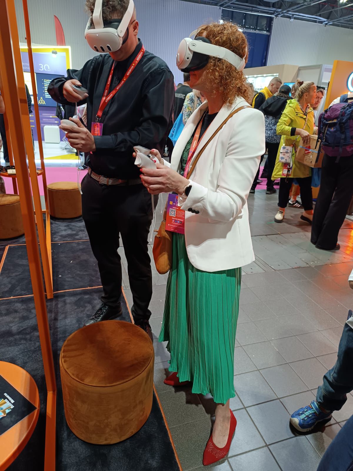 uczestniczka testuje okulary VR
