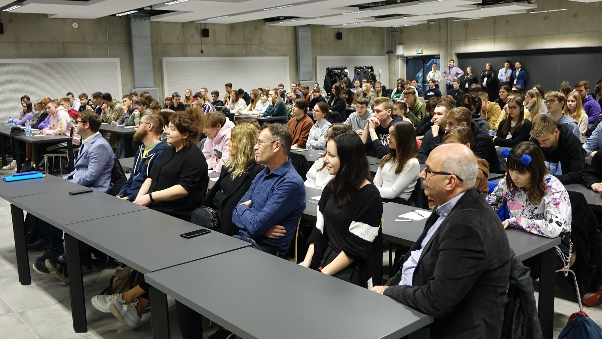 Uczestnicy słuchający wykładu - Aula