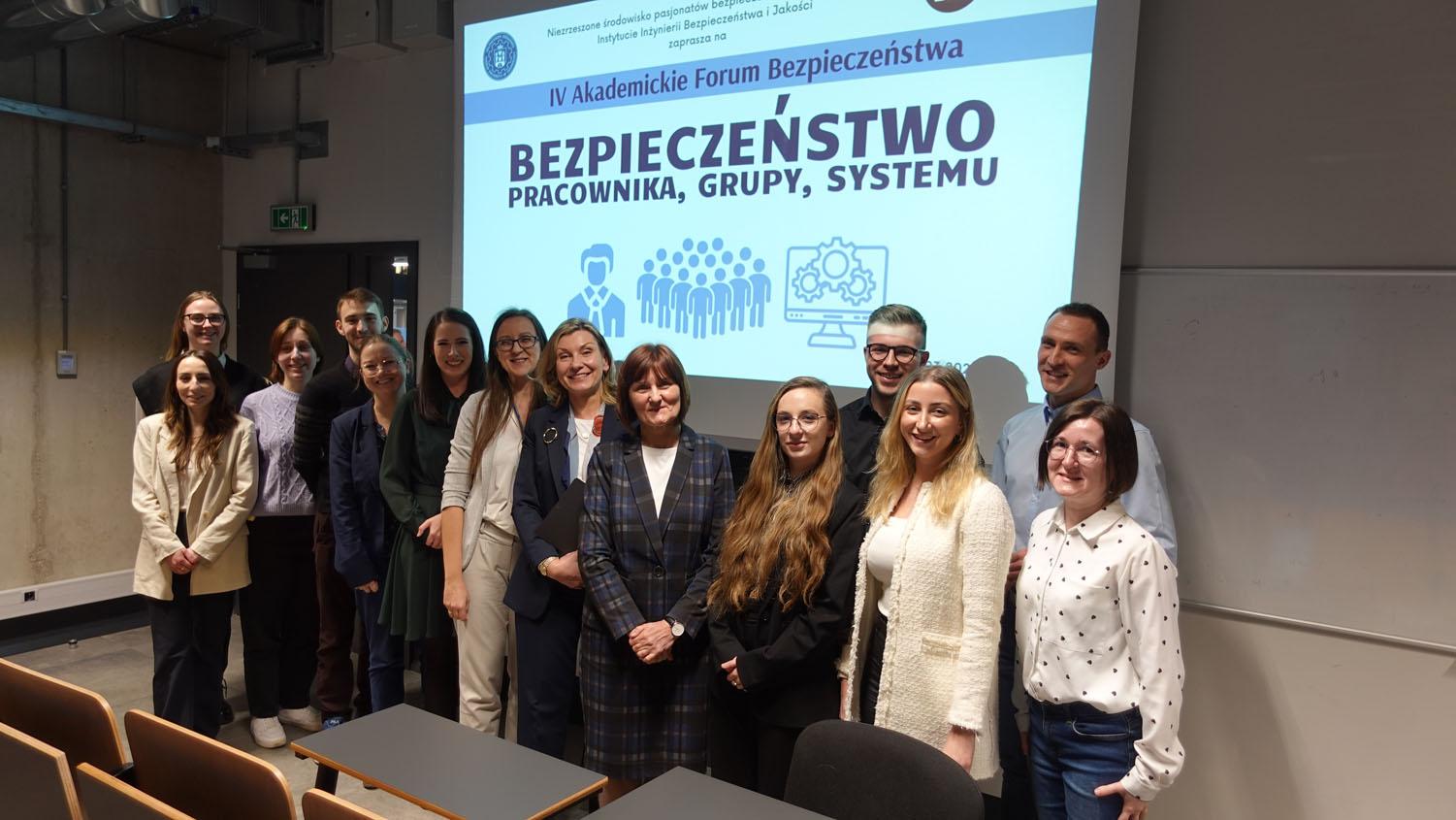 Zdjęcie grupowe uczestników forum bezpieczeństwa