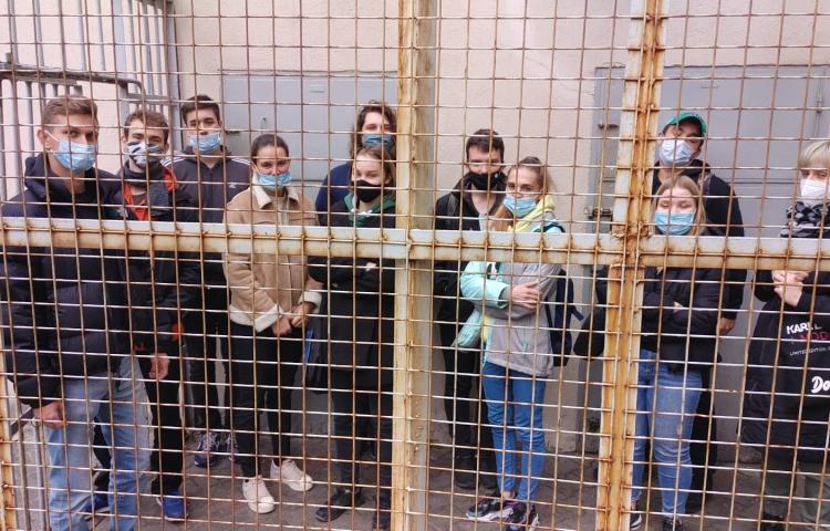 Zdjęcie grupy studenckiej we więzieniu