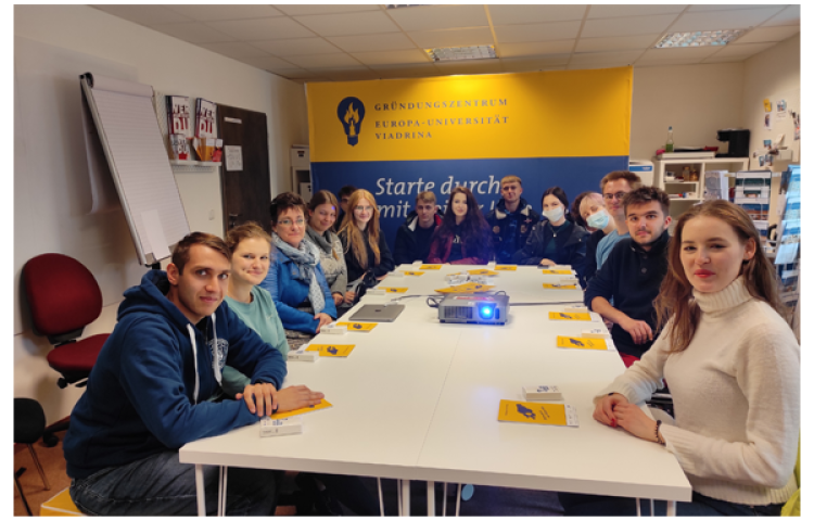 Zdjęcie przy stole studentów, którzy wzięli udział w międzynarodowych warsztatach z przedsiębiorczości pod hasłem „Speedmatching + Coworking Meetup”