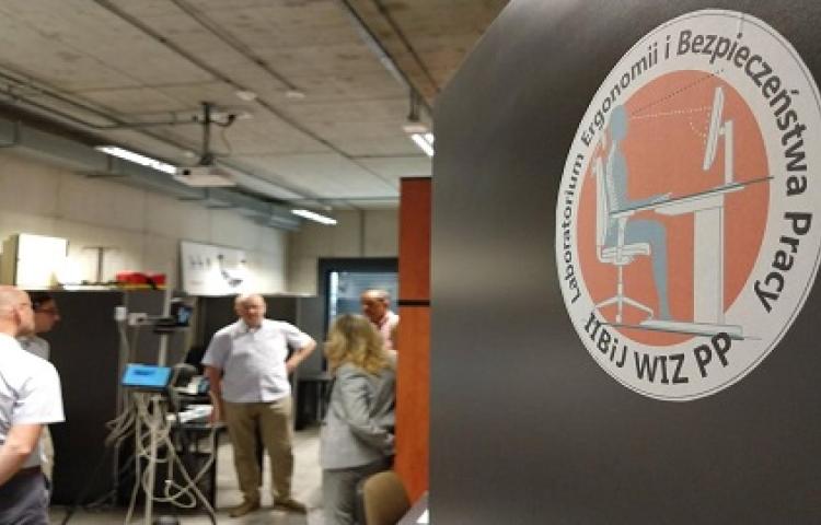 Zdjęcie laboratorium z dużym logo