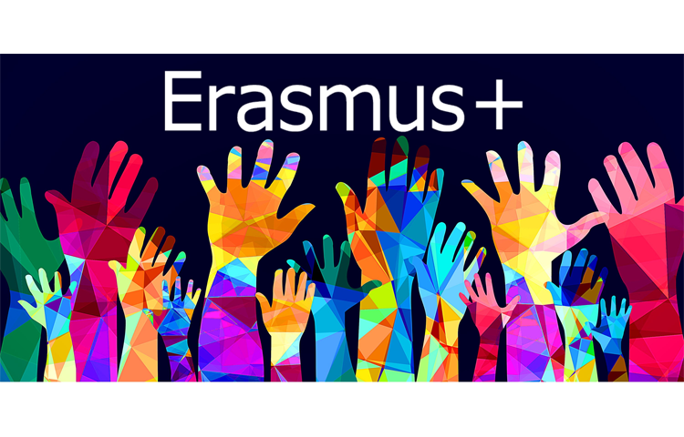 Plakat Erasmus plus, pod spodem kolorowe dłonie