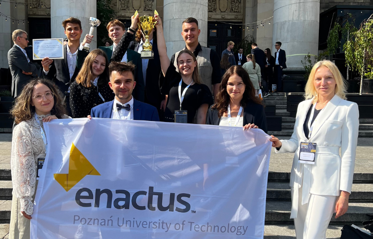 Zdjęcie grupowe uczestników konkursu trzymających baner z logo enactus politechnika poznańska