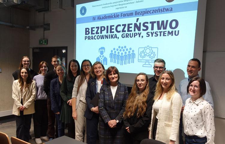 Zdjęcie grupowe uczestników IV Akademickiego Forum Bezpieczeństwa