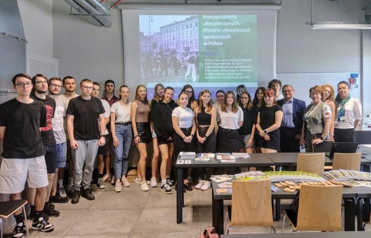 grupa studentów po wykładzie