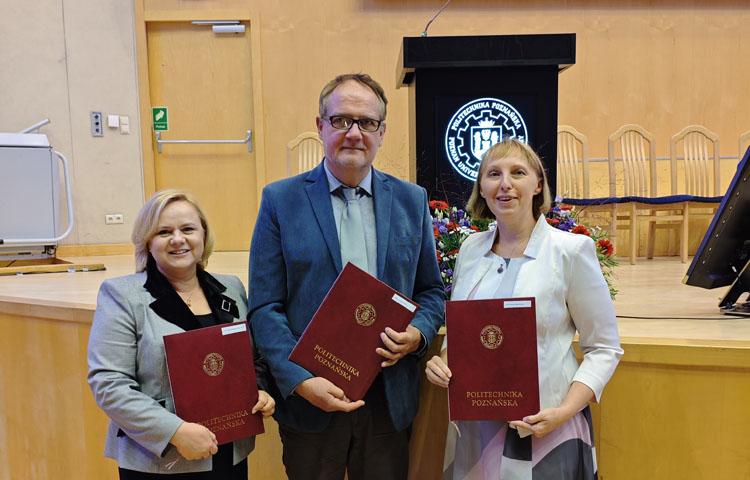 Zdjęcie z uroczystości wręczenia nagród rektora od lewej dr hab. Hanna Włodarkiewicz-Klimek, dr hab. Grzegorz Pawłowski, dr inż. Katarzyna Ragin-Skorecka