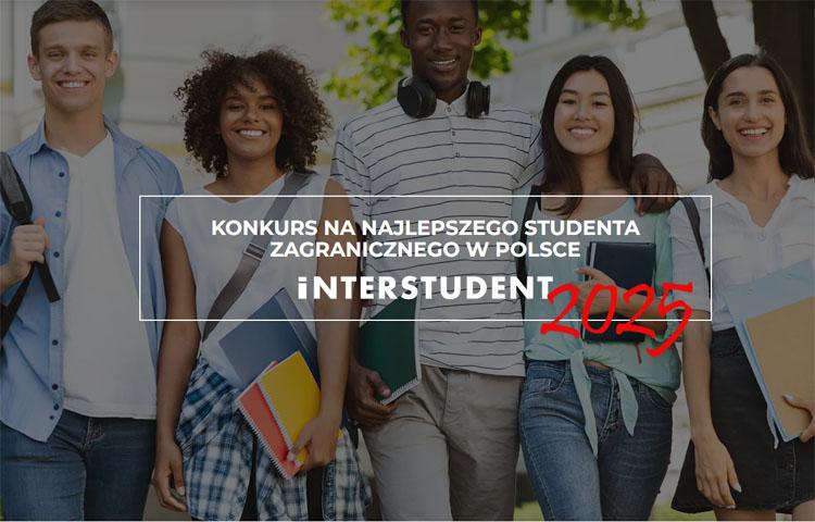 Zdjęcie grupy 5 studentów z różnych krajów, po środku napis w ramce "konkurs na najlepszego studenta zagranicznego w Polsce interstudent 2025