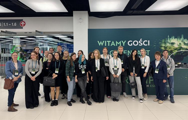 Zdjęcie grupowe studentów WIZ biorących udział w Kongresie GREENPACT na MTP