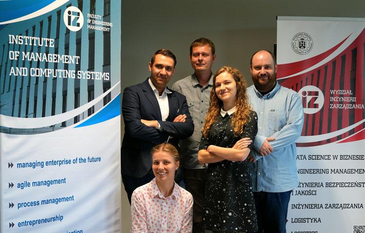 Zdjęcie grupowe osób organizujących Szkołę Letnią CECRS 2025