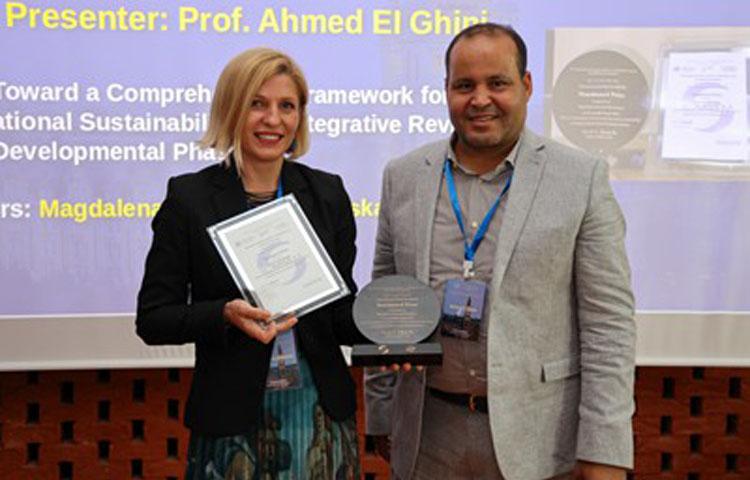 Zdjęcie z wręczenia nagrody dr inż. Magdaleny Graczyk