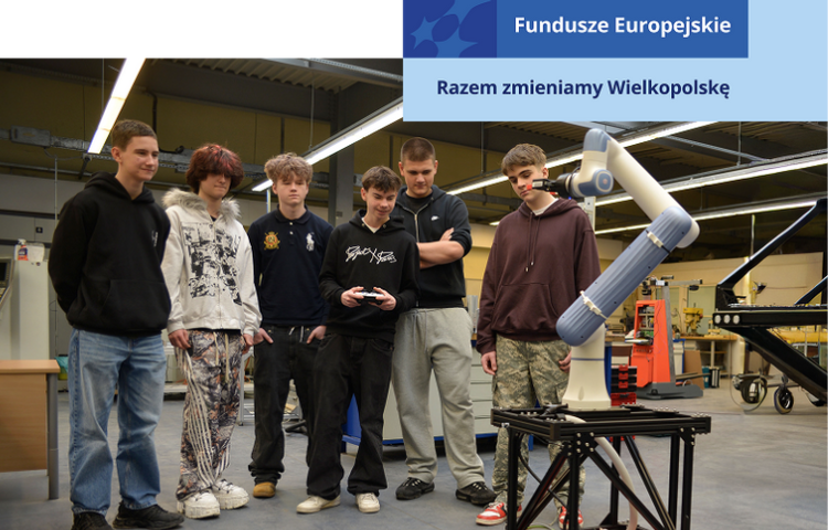 Grupa uczniów w nowoczesnej pracowni technicznej obserwuje sterowane kontrolerem ramię robota, a baner u góry wskazuje na wsparcie projektu z Funduszy Europejskic