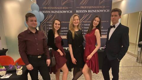 Zdjęcie grupowe studentów biorących udział w Kongresie Firm Rodzinnych w Poznaniu