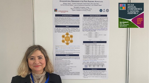 Prof. Süreyya Akyüz na tle wyróżnionego plakatu