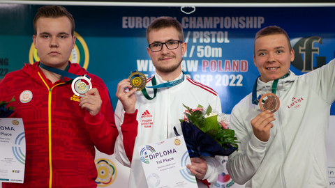 Stanisław Kozłowski na podium ze złotym medalem