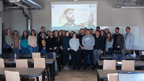 Zdjęcie uczestników spotkania studentów z pracownikiem służb BHP