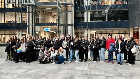 Zdjęcie grupowe uczniów technikum biorących udział w wykładzie