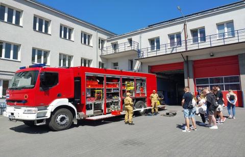 studenci na tle wozu strażackiego