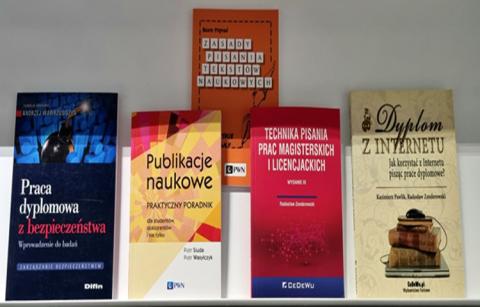 Zdjęcie książek polecanych w bibliotece Wydziału Inżynierii Zarządzania. Od lewej "Praca dyplomowa z bezpieczeństwa", "Publikacje naukowe","Zasady pisania tekstów naukowych", "Technika pisania prac magisterskich i licencjackich" i ostatnia "Dyplom z internetu - jak korzystać z Internetu pisząc prace dyplomowe"