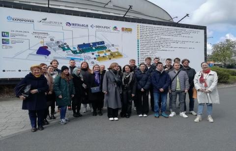 grupa studentów na targach