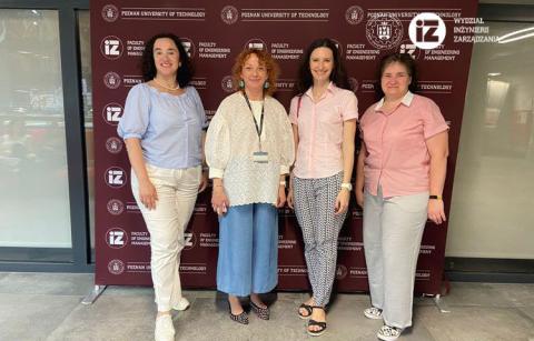 Zdjęcie z panią prodziekan Joanną Oleśków -Szłapka i dwoma koleżankami z Politechniki w Kijowie
