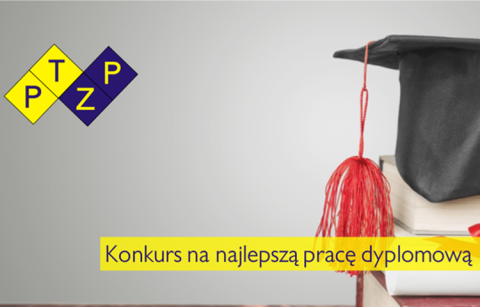 Grafika przedstawiająca zdjęcie biretu położonej na książkach. Z lewej logo polskiego towarzystwa zarządzania produkcją. U dołu na źółtym tle napis konkurs na najlepszą pracę dyplomową