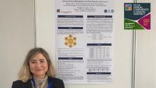 Prof. Süreyya Akyüz na tle wyróżnionego plakatu